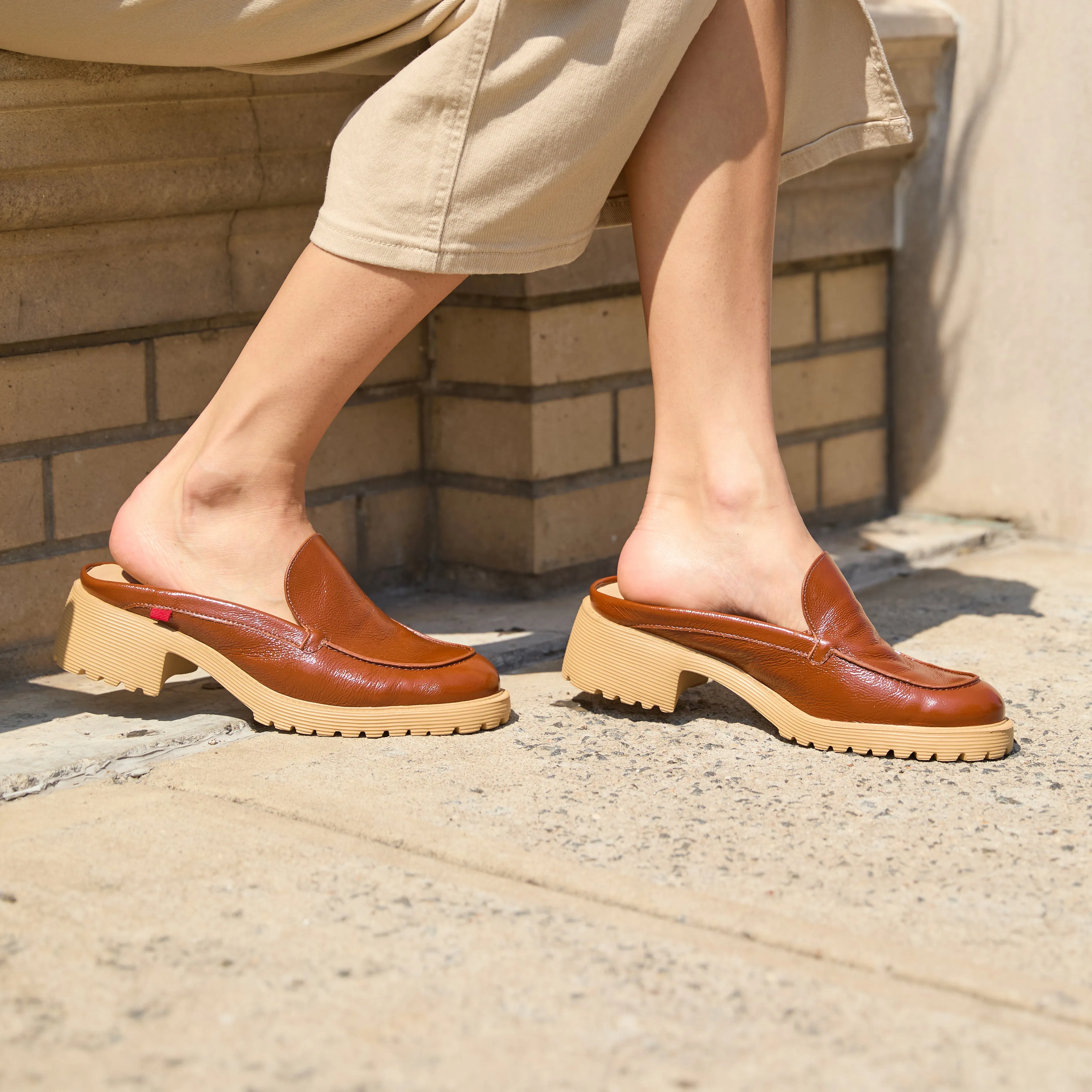 Queen St Mule, Women